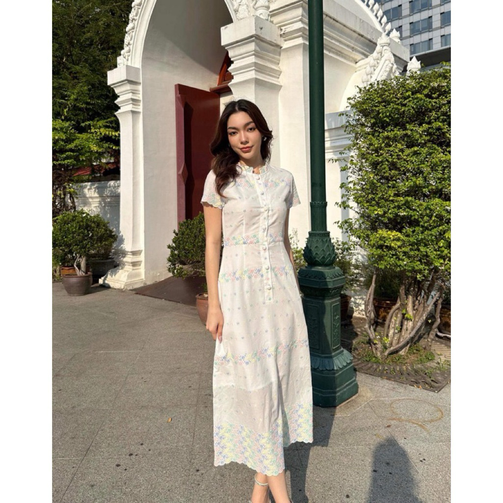 ส่งต่อชุดเดรสลูกไม้สีขาว Rita Apparel