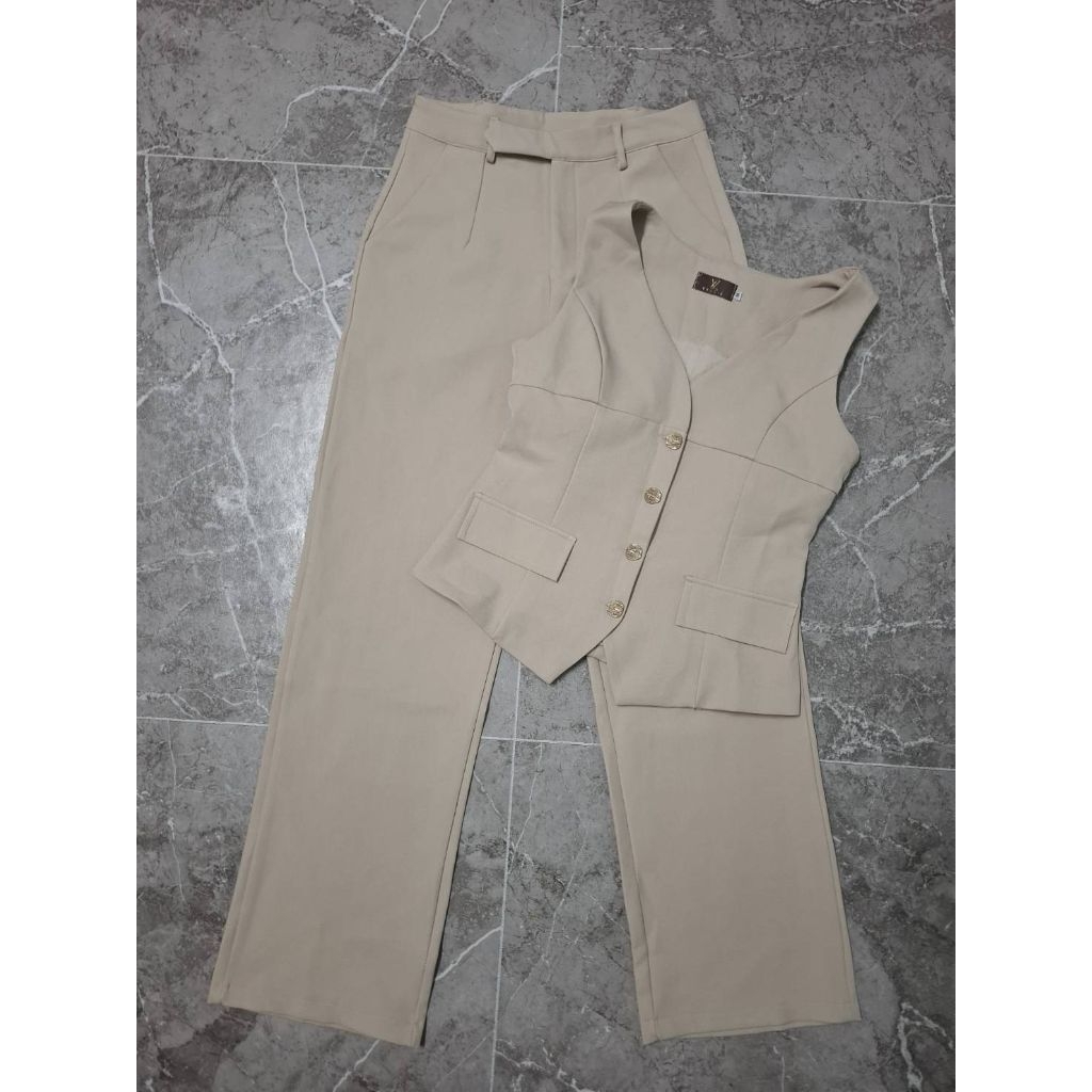 เซตสูท🤎ป้ายvellis Sz.M มือ2 Set2ชิ้น เสื้อทรงสูทกระดุมหน้า+กางเกงขายาว มีฟองนม เรียบหรูดูดีมาก พร้อม