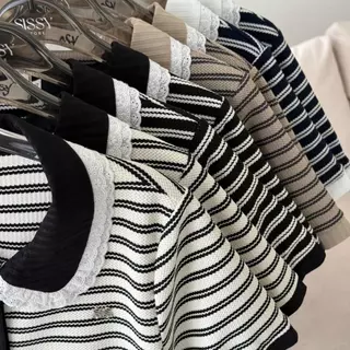 SISSY : เสื้อแขนสั้น (XS-XXL) คอบัวแต่งขอบลูกไม้ 2 ชั้น ลายขวางกระดุมหน้า ปักอะไหล่เงิน ผ้าถัก cotton