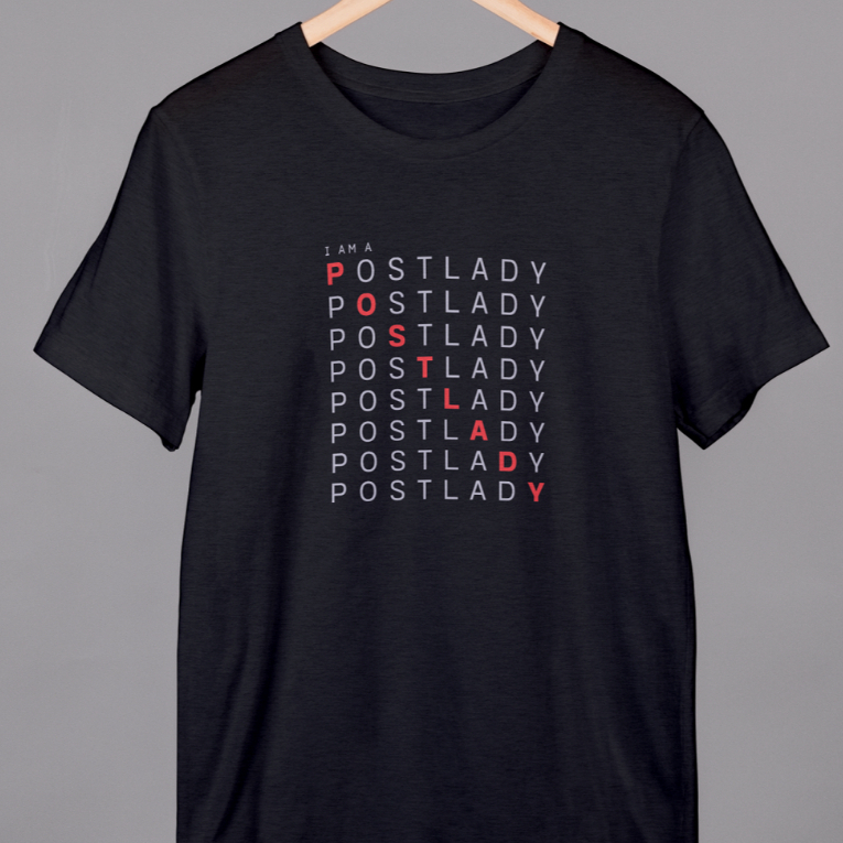 เสื้อยืดไปรษณีย์สีดำลาย crossword post lady