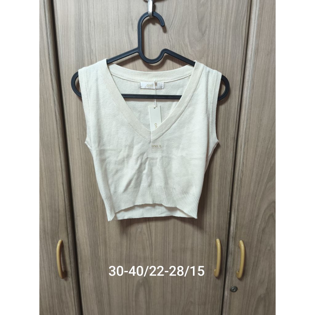 one k เสื้อครอปไหมพรมแขนกุดสตรี มือ1 เอว22-28