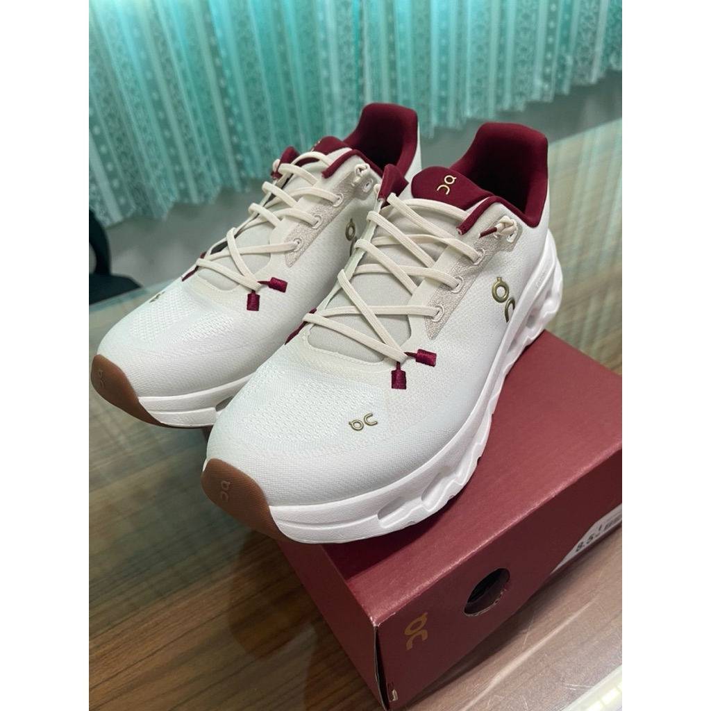 รองเท้าผ้าใบ Qn  (on cloud) ใส่เบาสบายมาก