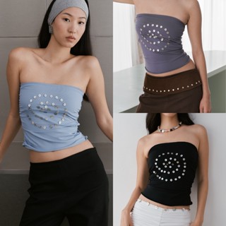 Allur Quarter Spiral Pearl tube top เสื้อเกาะอกปักกระดุมก้นห…