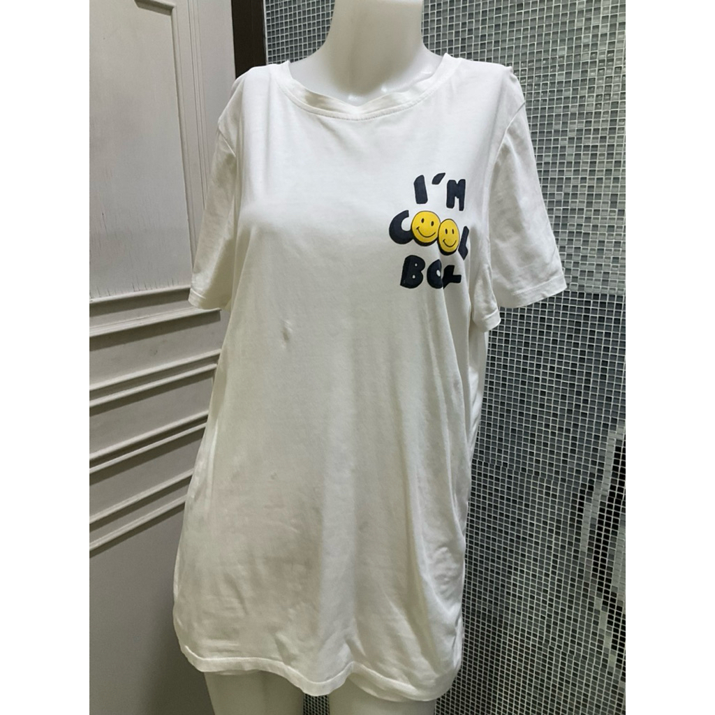เสื้อยืดสีขาวลายสไมลีย์ แบรนด์ Dollydell Store อก 40 ยาว 27 นิ้ว