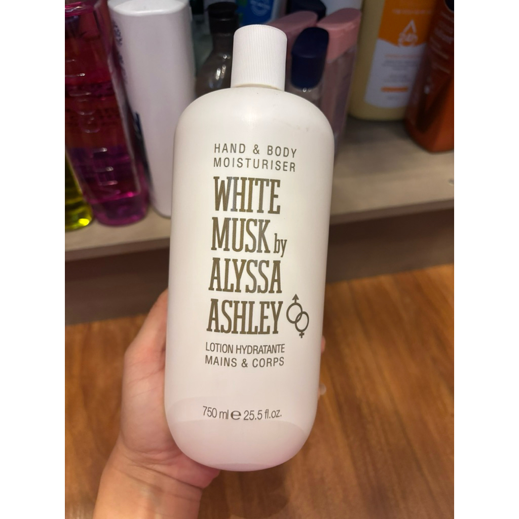 ALYSSA ASHLEY White Musk Hand & Body Moisturiser 750 ml. ฝาขาว