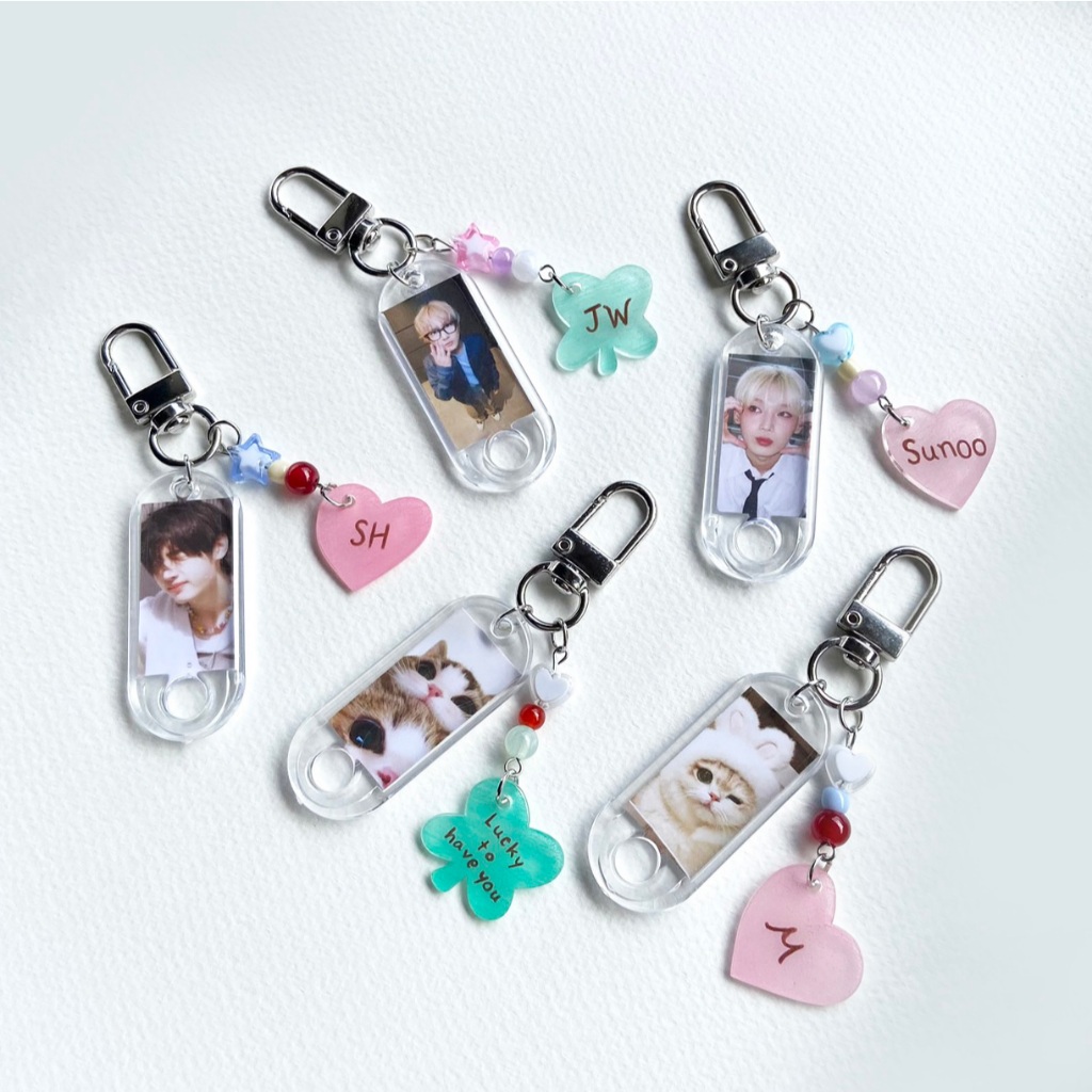 (พร้อมส่ง 1-3 วัน) พวงกุญแจสั่งทำใส่รูปได้ 2 ด้าน เปลี่ยนข้อความได้ 🩷🍀°𖦹