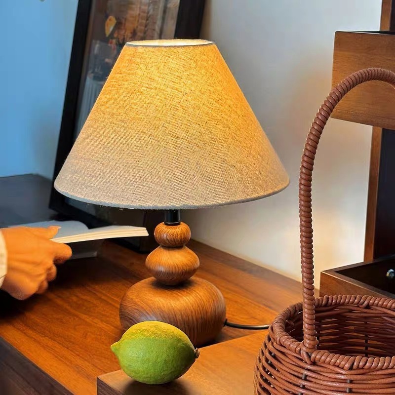 Retro Vintage โคมไฟตั้งโต๊ะสําหรับห้องนอนห้องนั่งเล่นสไตล์จีนใหม่ High End ไฟข้างเตียงหรี่แสงได้ นุ่ม อุ่น สีขาว