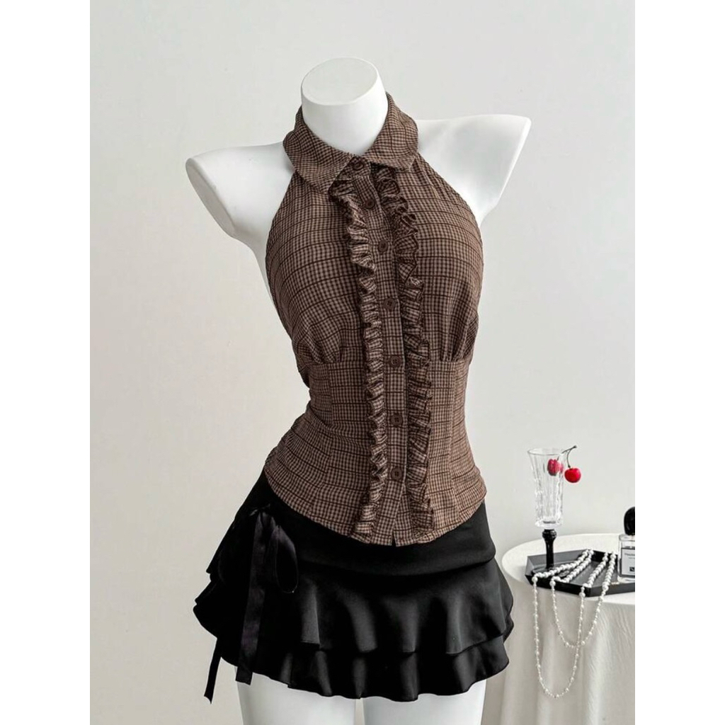 เสื้อเชิ้ตเบลาส์คอhalter โชว์หลัง ติดกระดุมแถวเดียวลายตาราง ประดับระบายสำหรับผู้หญิง