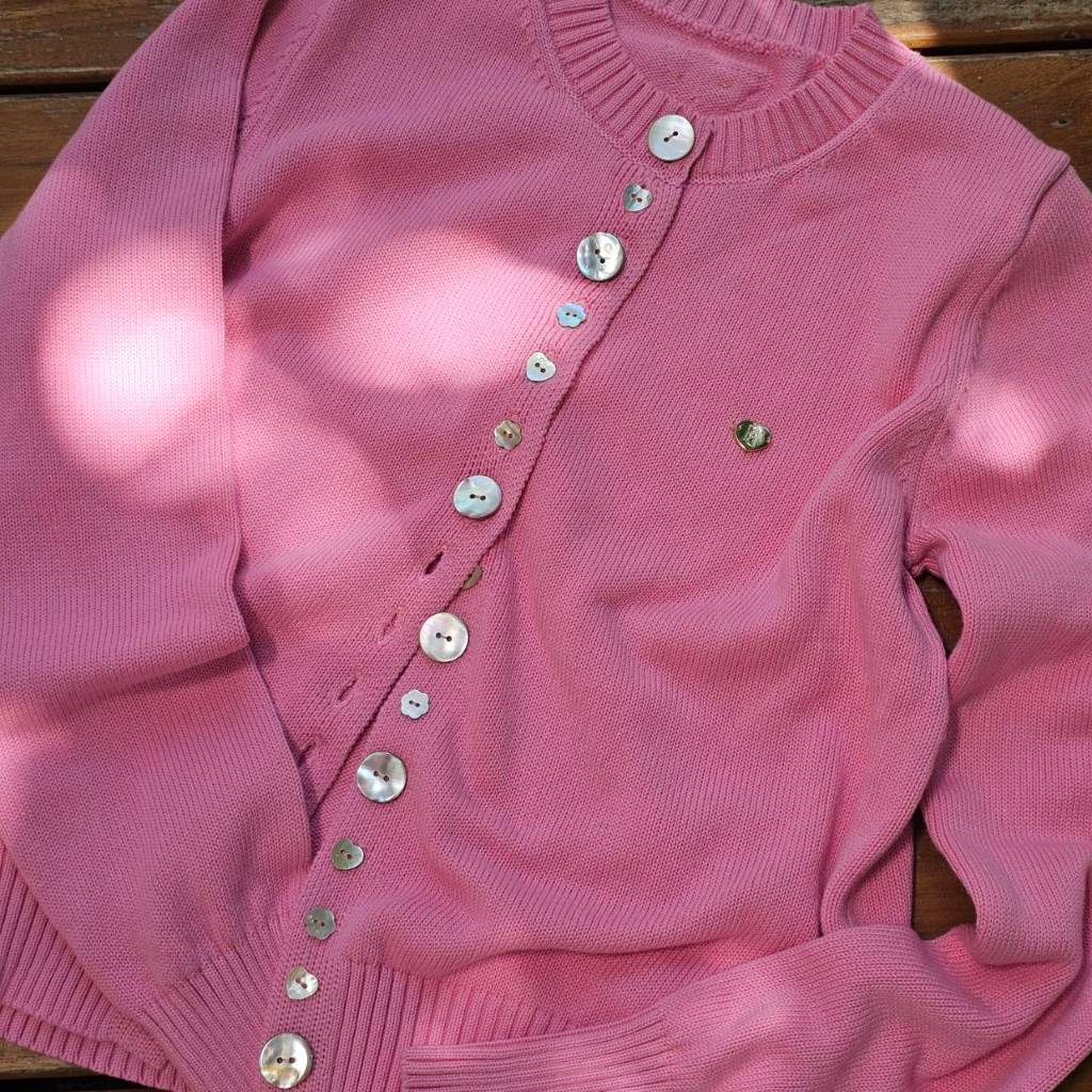 PLOWBRANDS : Annabeth knit cardigan คาร์ดิแกนแขนยาว กระดุมหน้าหุ้มผ้า เพิ่มความเรียบหรู คอปิด ความยาวกำลังดี ผ้าทอนุ่ม