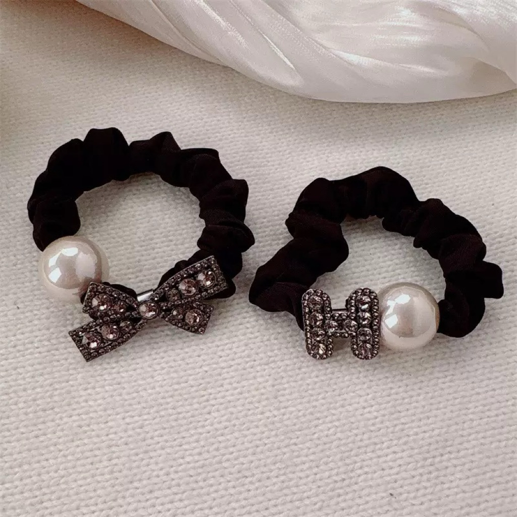 ยางรัดผมผ้าซาตินสีดำ ประดับมุก & โบว์คริสตัล Luxury Black Satin Scrunchie ยางรัดผมเรียบหรู - รูปที่ 2