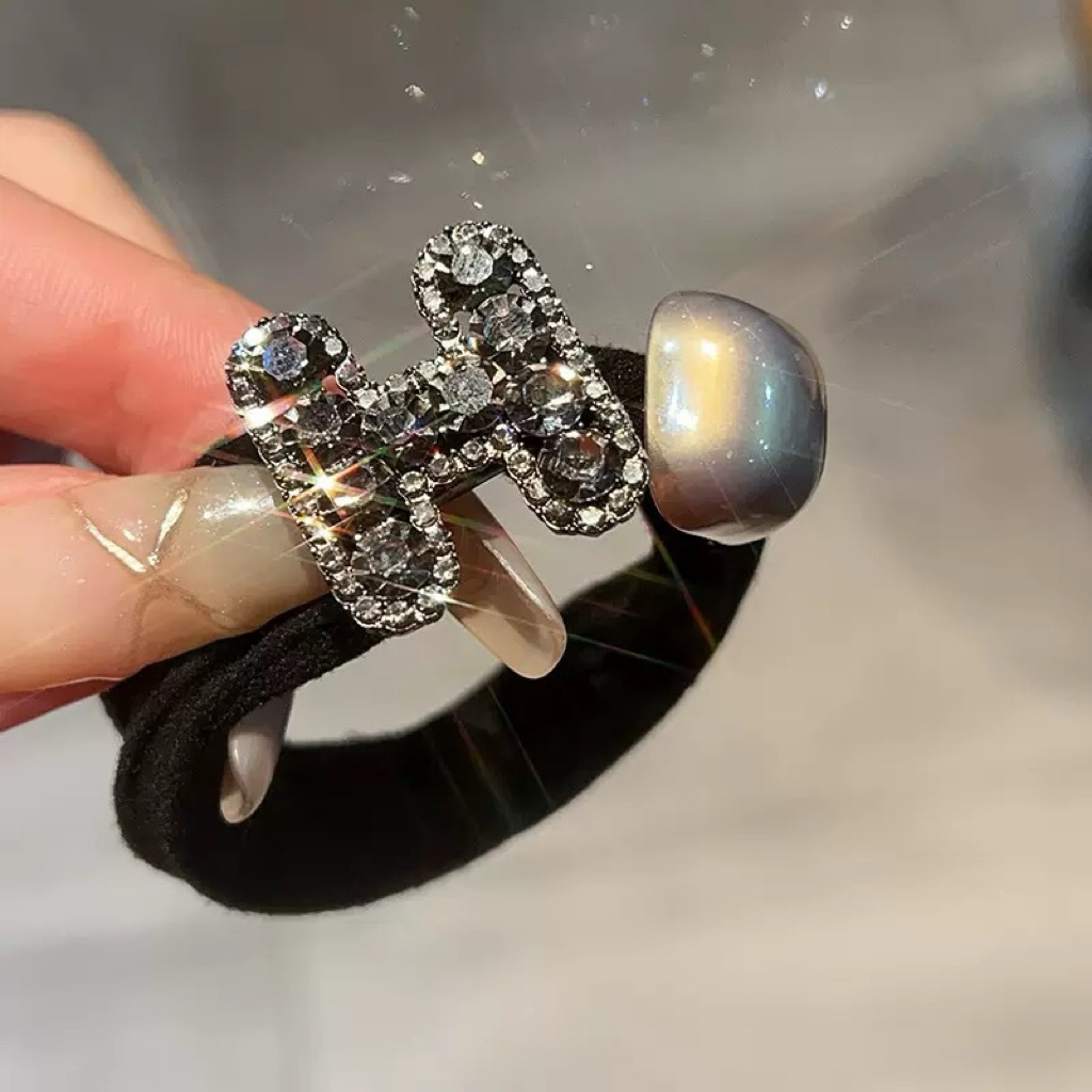 ยางรัดผมผ้าซาตินสีดำ ประดับมุก & โบว์คริสตัล Luxury Black Satin Scrunchie ยางรัดผมเรียบหรู - รูปที่ 3