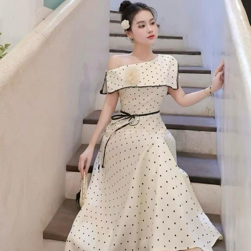 [NITTAYA] D2833 ชุดเดรสกระโปรงยาวปาดไหล่แขนสั้นลายโพกาดอทแต่งเข็มกลัดดอกไม้ใส่ออกงาน ดินเนอร์ คาเฟ่