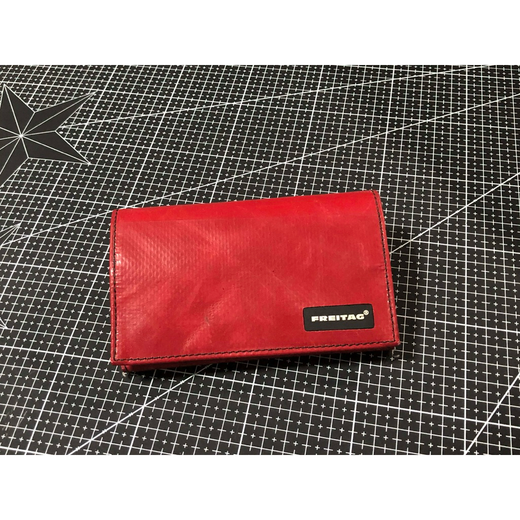 พร้อมส่ง - กระเป๋าสตางค์  Freitag F554 MAX - สี แดง ใน น้ำเงิน /  สวย สภาพดี - ของแท้ 100%