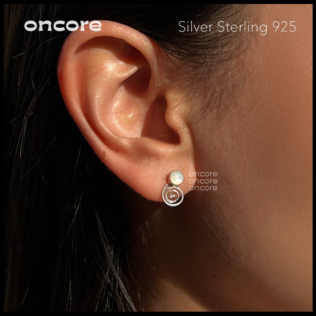Oncore | ต่างหูเงินแท้ 925 - รุ่น Nebula ขดเกลียววงกลม spiral ประดับเปลือกหอย (Nickel Free)