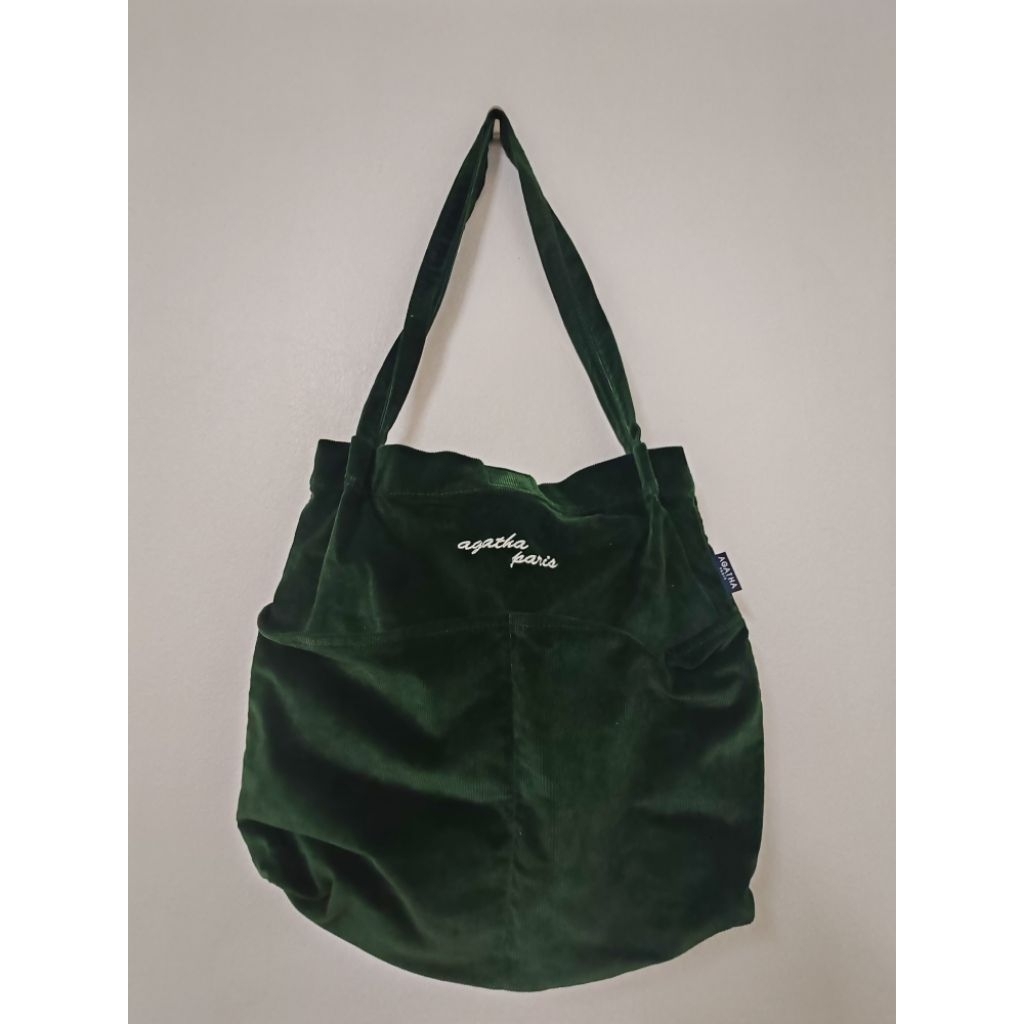แท้​💯% กระเป๋าแบรนด์ Agatha เป็นกระเป๋าผ้าลูกฟูกสีเขียวเข้ม​ มือสองสภาพมือหนึ่ง​ สวย​ใหม่​ ไม่ผิดหวั