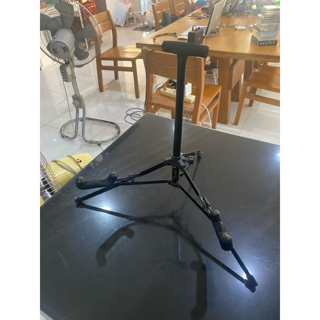 ขาตั้งกีต้าร์ไฟฟ้า fender