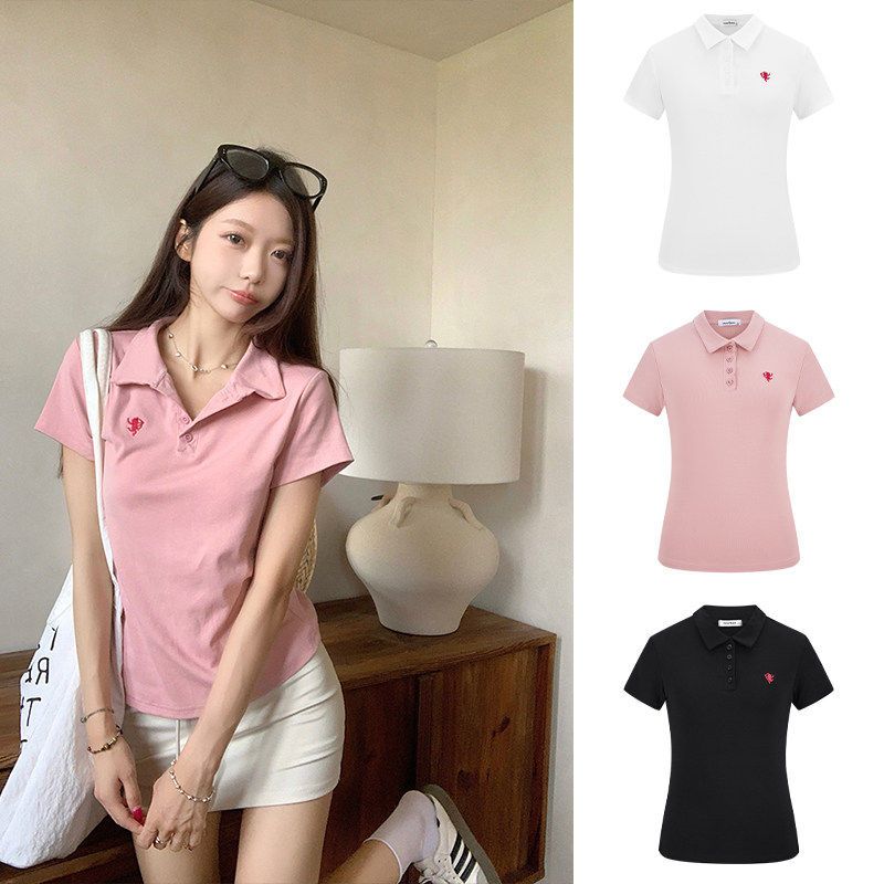 เสื้อโปโลคอปกสไตล์วินเทจอเมริกัน สำหรับผู้หญิง ปักลายที่หน้าอก ไหล่ทรงตรง ช่วยพรางหุ่นให้ดูผอม แขนสั้นค่ะ