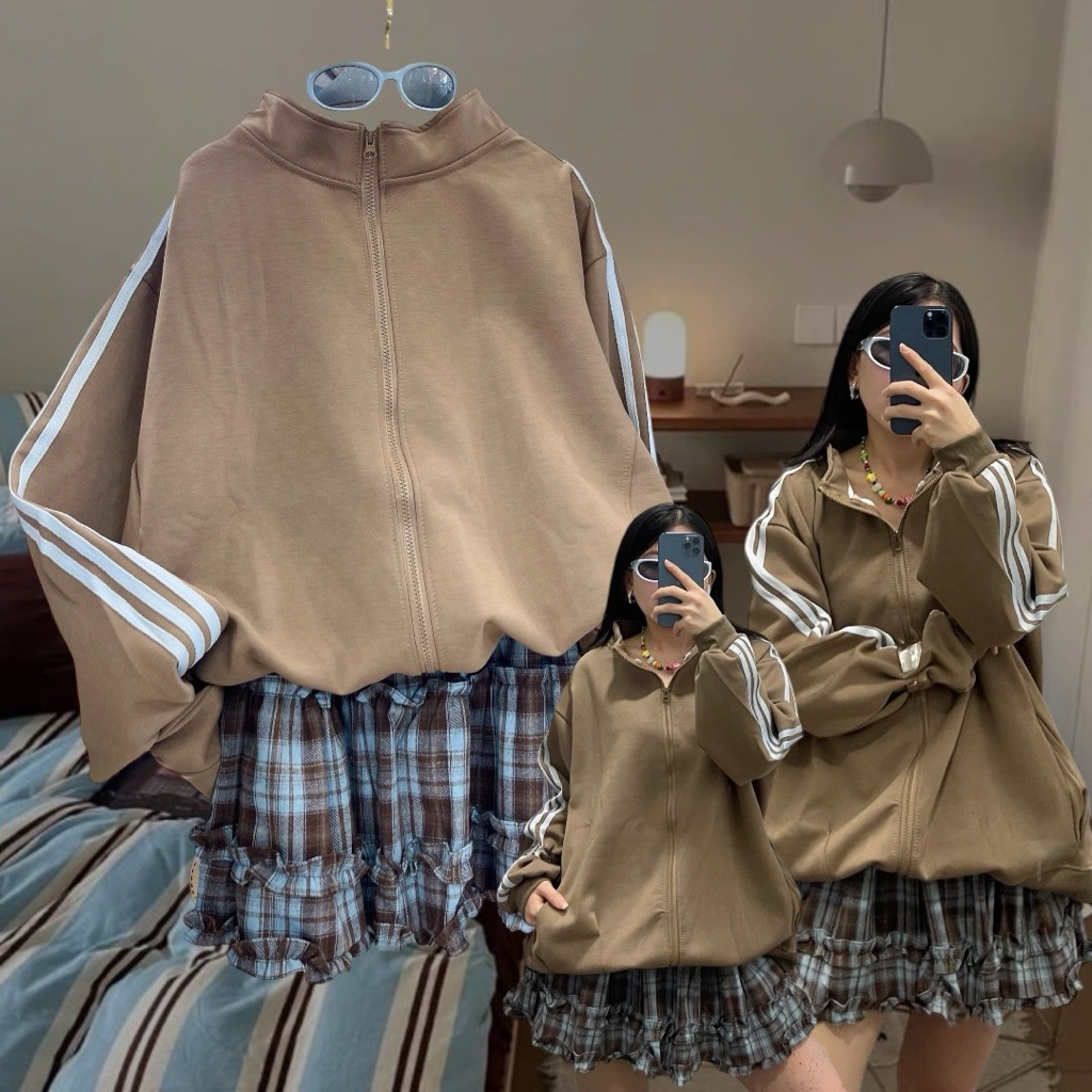 blue brown oversize jacket.🩵🤎 jacket คอปีน ซิปหน้า แต่งแถบข้าง 3 เส้น เป็นสีฟ้า ตัดกับสีพื้นน้ำตาล น