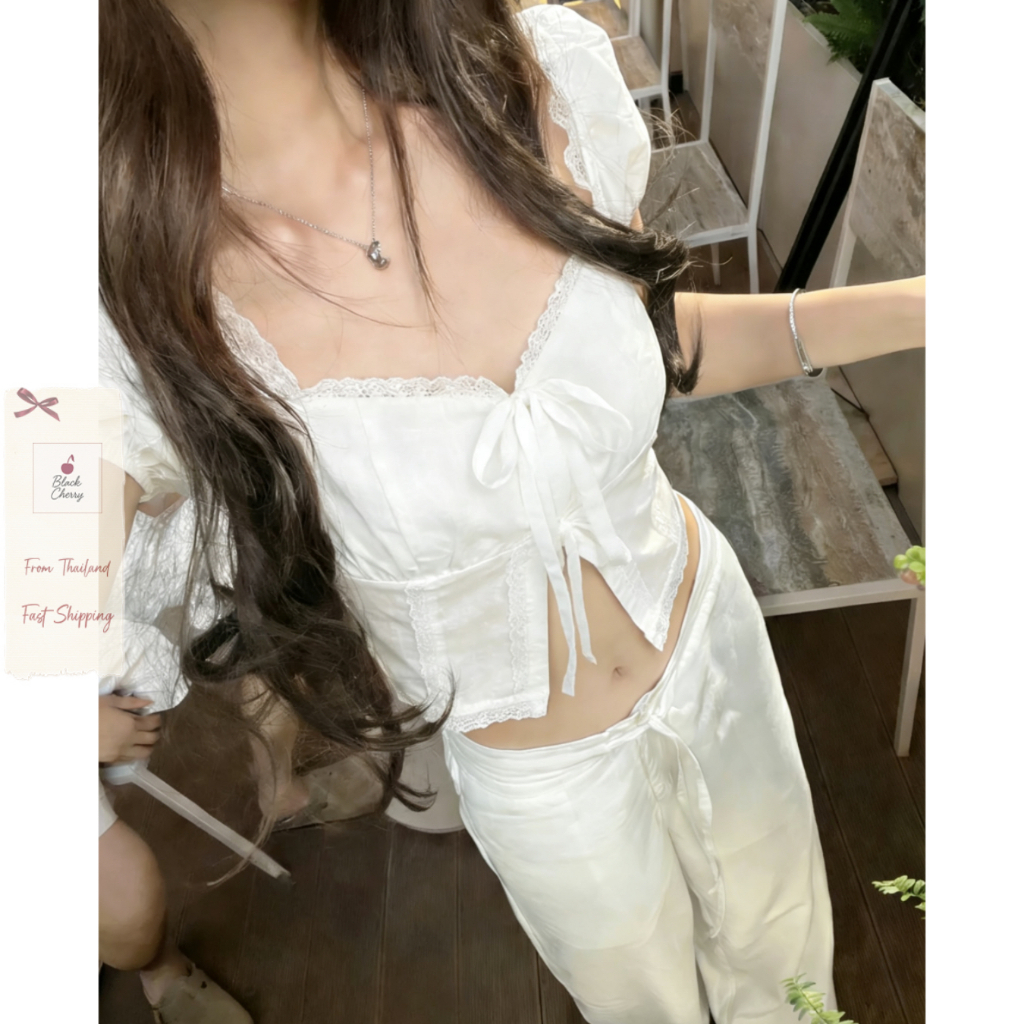 เสื้อผู้หญิง คอเหลี่ยม ผูกโบว์ แขนสั้น ดีเทลลูกไม้ เกาหลีเกาใจสุดๆ งานผ้าดี | Black Cherry