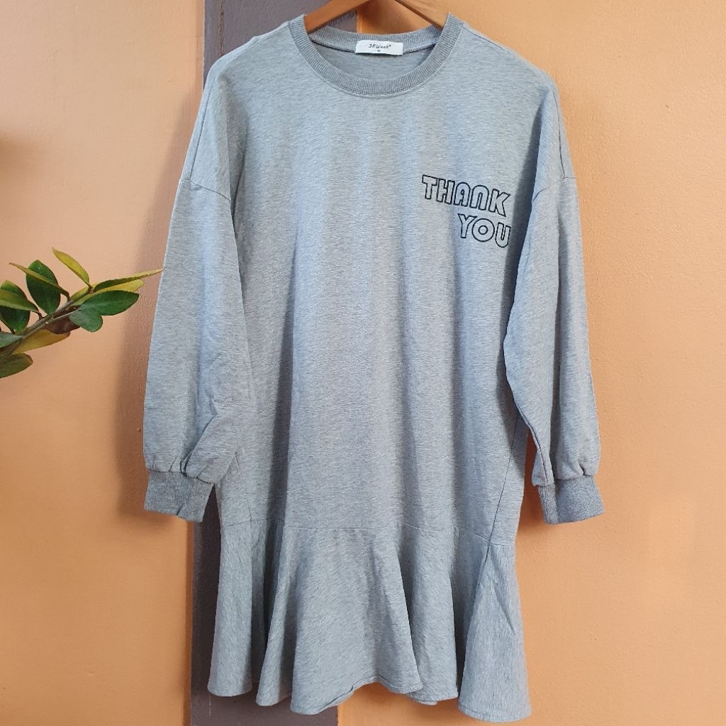 มินิเดรสทรงโอเวอร์ไซส์ สีเทาอ่อน ป้าย 38Week เสื้อคอกลมแขนยาวมีระบายผ้าคอตตอน