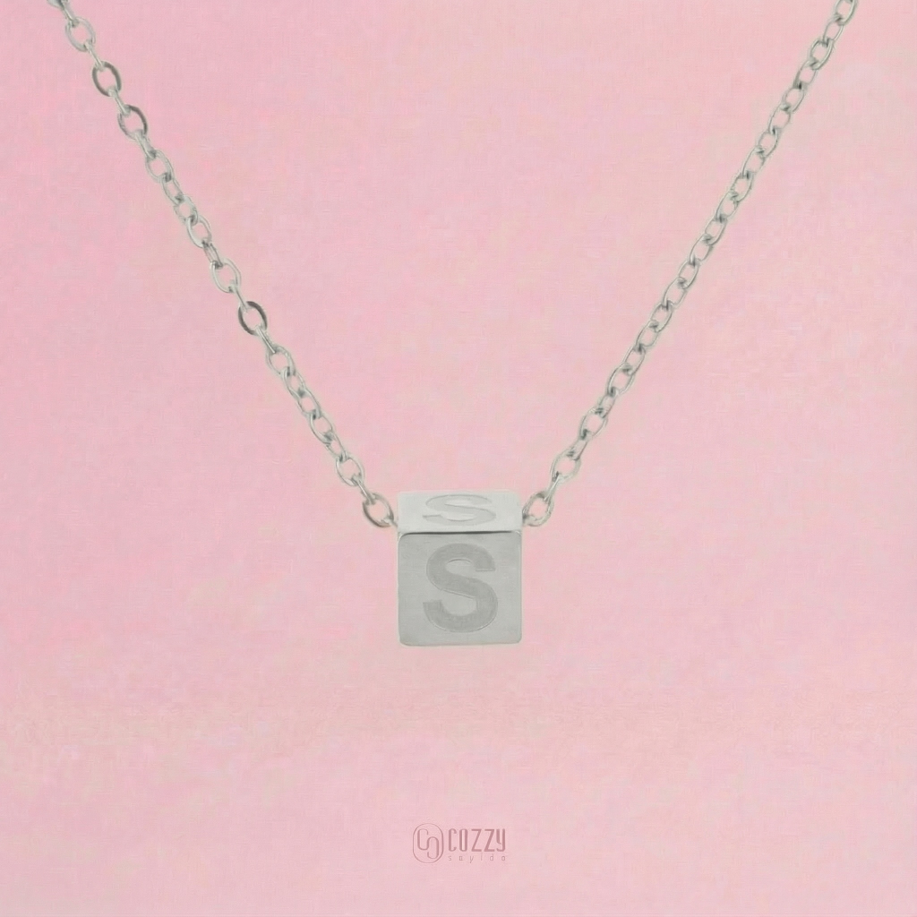Cozzy Sayido สร้อยคอตัวอักษร จี้ลูกเต๋าสีเงิน ตัวพิมพ์ใหญ่ A-Z สแตนเลส มินิมอล ไม่ลอกไม่ดำ