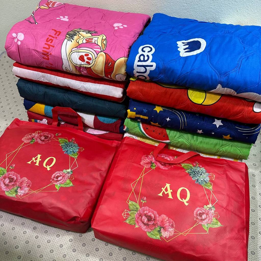 ผ้าห่ม ผ้านวม ผ้าซาติน AQ ขนาด 6ฟุต 180*200.cm แบบลายการ์ตูน มีหลายสี
