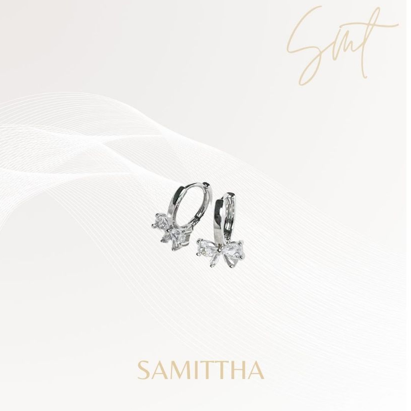 Samittha ต่างหูห่วง รูปโบว์เพชร CZ(คนแพ้ง่ายใส่ได้)สไตล์ลูกคุณหนูรุ่น Whisper Bow [รับประกัน 14 วัน]