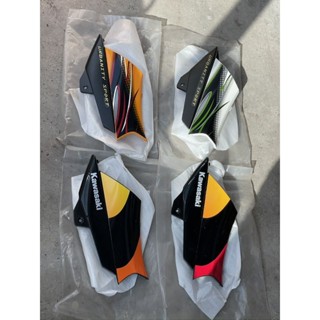ฝาครอบแบต พร้อมสติ๊กเกอร์ ข้างขวา R KAWASAKI KAZE แท้ศูนย์ ร…
