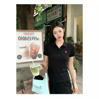 เสื้อยืดผู้หญิง คอปก แขนสั้น กระดุมหน้า ผ้านิ่ม ใส่สบาย ลุคมินิมอล เรียบหรู ทุกวัน | Black Cherry