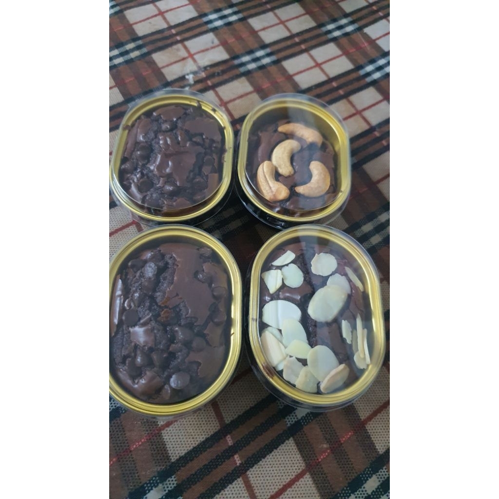 บราวนี่หนึบ 4 หน้าในถ้วยขนาด 68 ml
