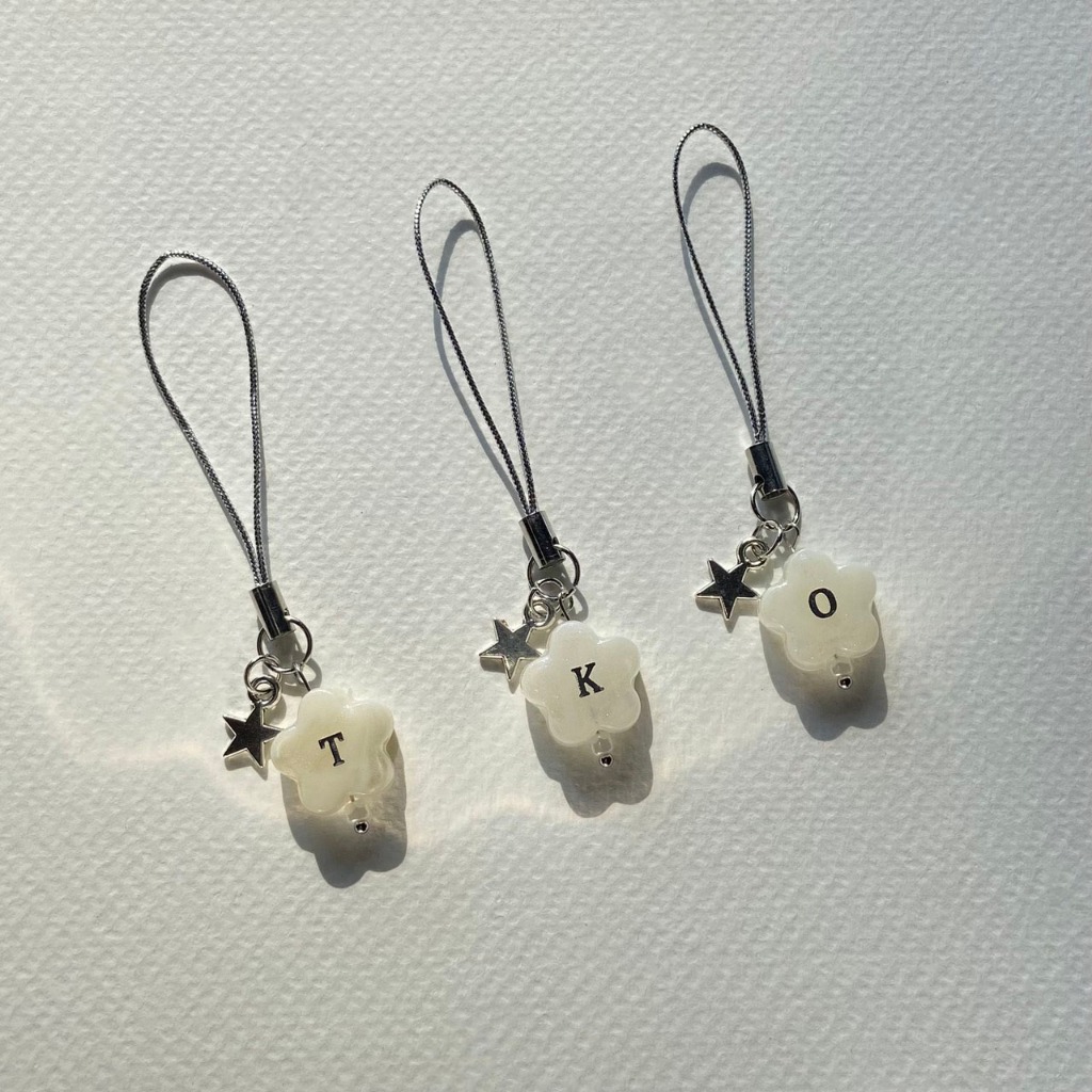 (พร้อมส่ง) พวงกุญแจตัวอักษรดอกไม้ จี้ดาว ⋆˚｡✿ °✩