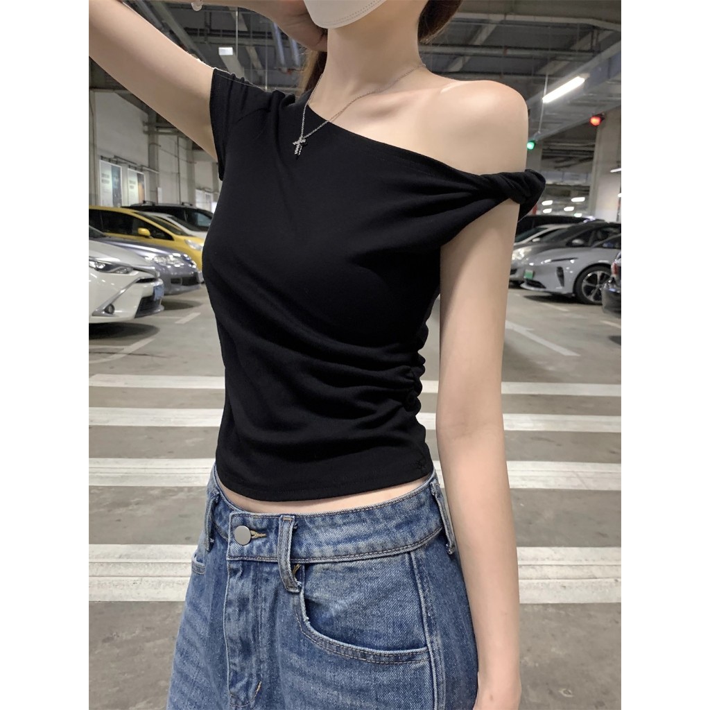 เสื้อยืดแขนสั้นสีดำจีบเฉียงไหล่บิดเก๋ๆ สไตล์เกาหลี สำหรับสาวฮอต เสื้อคอวีเปิดไหล่สั้น
