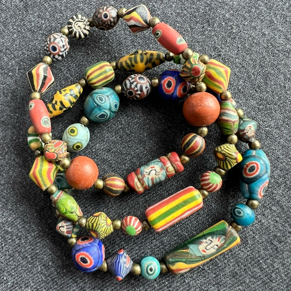 กำไลข้อมือลูกปัดลายนกยูง ราคาต่อ 1 เส้น