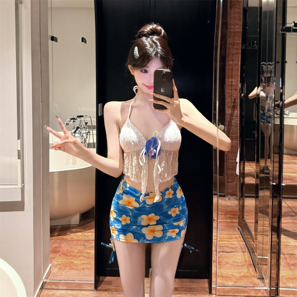 ชุดว่ายน้ำ 3 ชิ้นสไตล์เกาหลี เสื้อกล้ามปักสวยพร้อมแผ่นซับฟองน้ำ กระโปรงลายพิมพ์เท่ ชุดไปทะเลสุดฮิต
