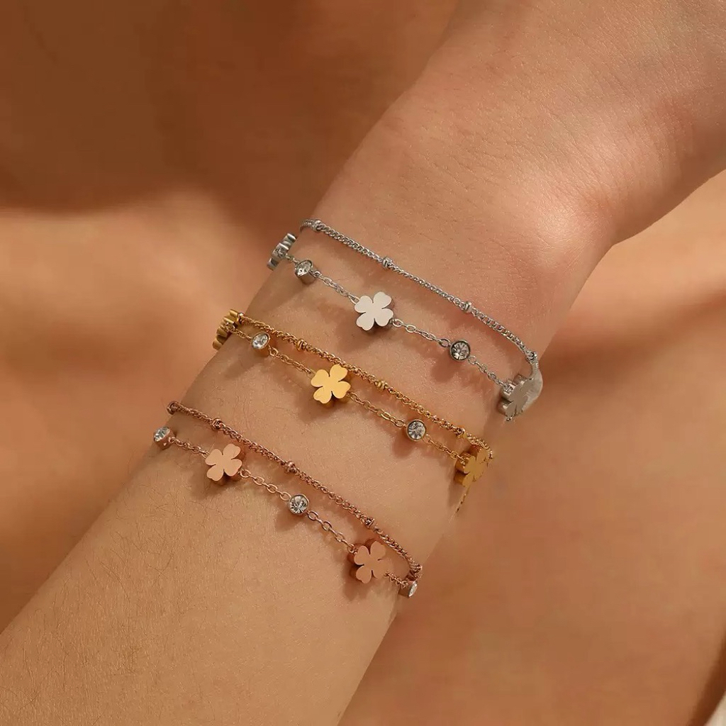 สินค้าใหม่ ขายดี สร้อยข้อมือโซ่ ดอกโคเวอร์ 2 เส้นเลเยอร์ งานสแตนเลส
