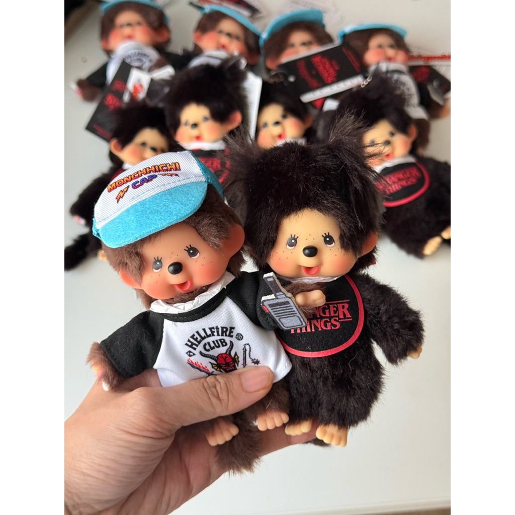 [พร้อมส่ง✨แมสได้] Monchchichi x Stranger Things พวงกุญแจ ม่อนชิชิ stranger things ของแท้