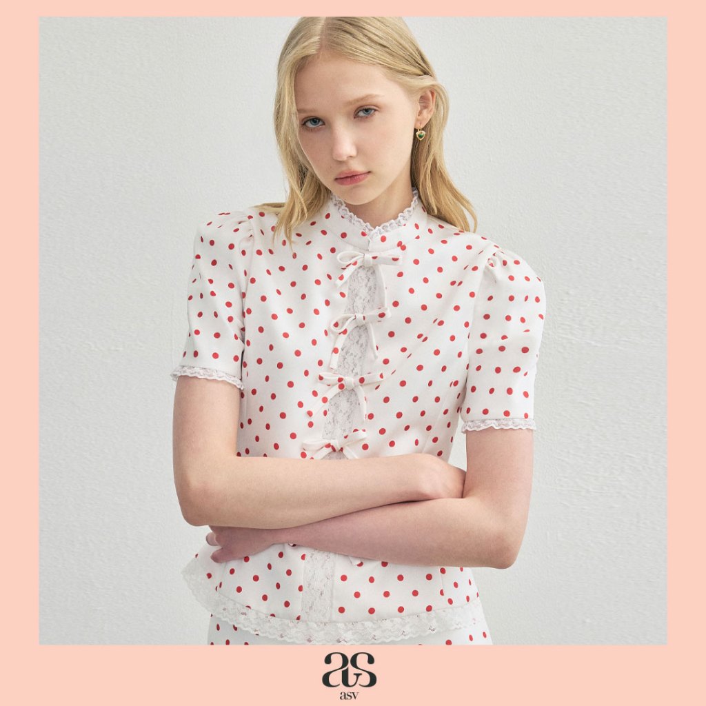 [asv rs26] Yue Polka-Dot Blouse เสื้อผู้หญิง คอจีน แขนพอง แต่งดีเทลลูกไม้ และโบว์ปิเกต์ ซิปหลัง
