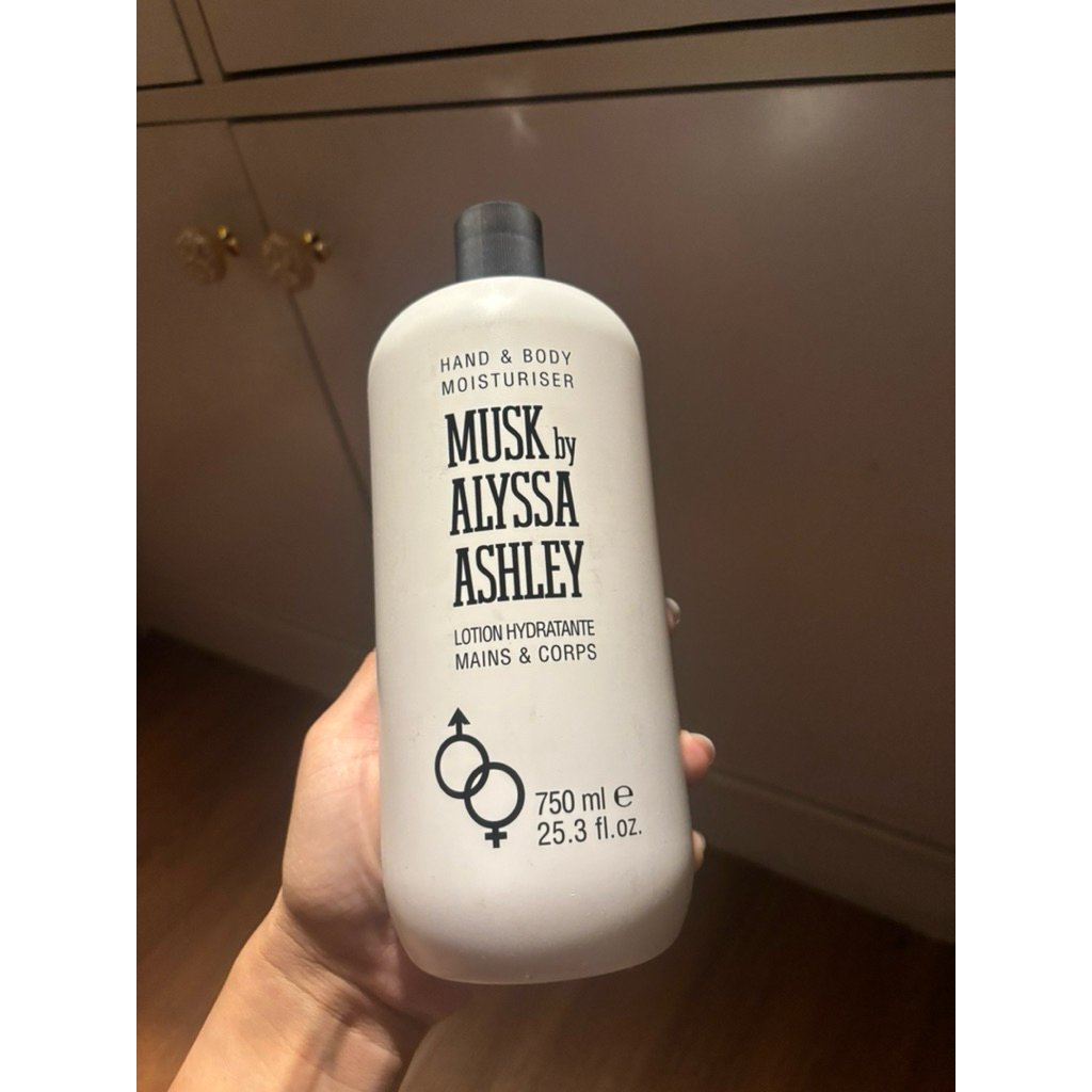 Alyssa Ashley Musk Hand & Body Moisturiser 750ml ฝาดำ กลิ่นหอมอ่อนๆ