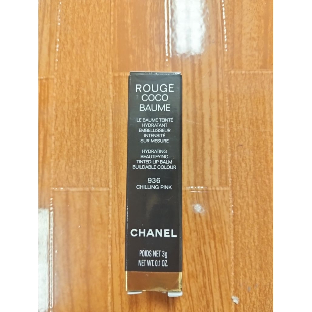 Chanel Rouge Coco Baume (เช่นเฉด 936 Chilling Pink) ซึ่งเป็นลิปบาล์ม/ลิปบำรุงมีสีจากแบรนด์ Chanel: