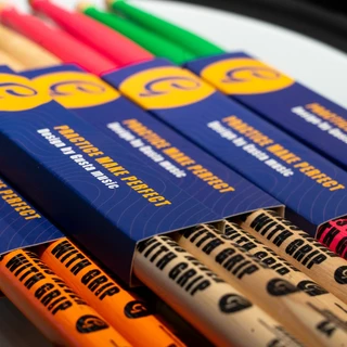 Gusta ไม้กลอง รุ่น Grip Fluorescent เกรดพรีเมียม 5A / 5B ไม้คัดเกรดพิเศษ ด้ามจับหนึบ ไม่หลุดมือ สีสะท้อนแสงโดดเด่น