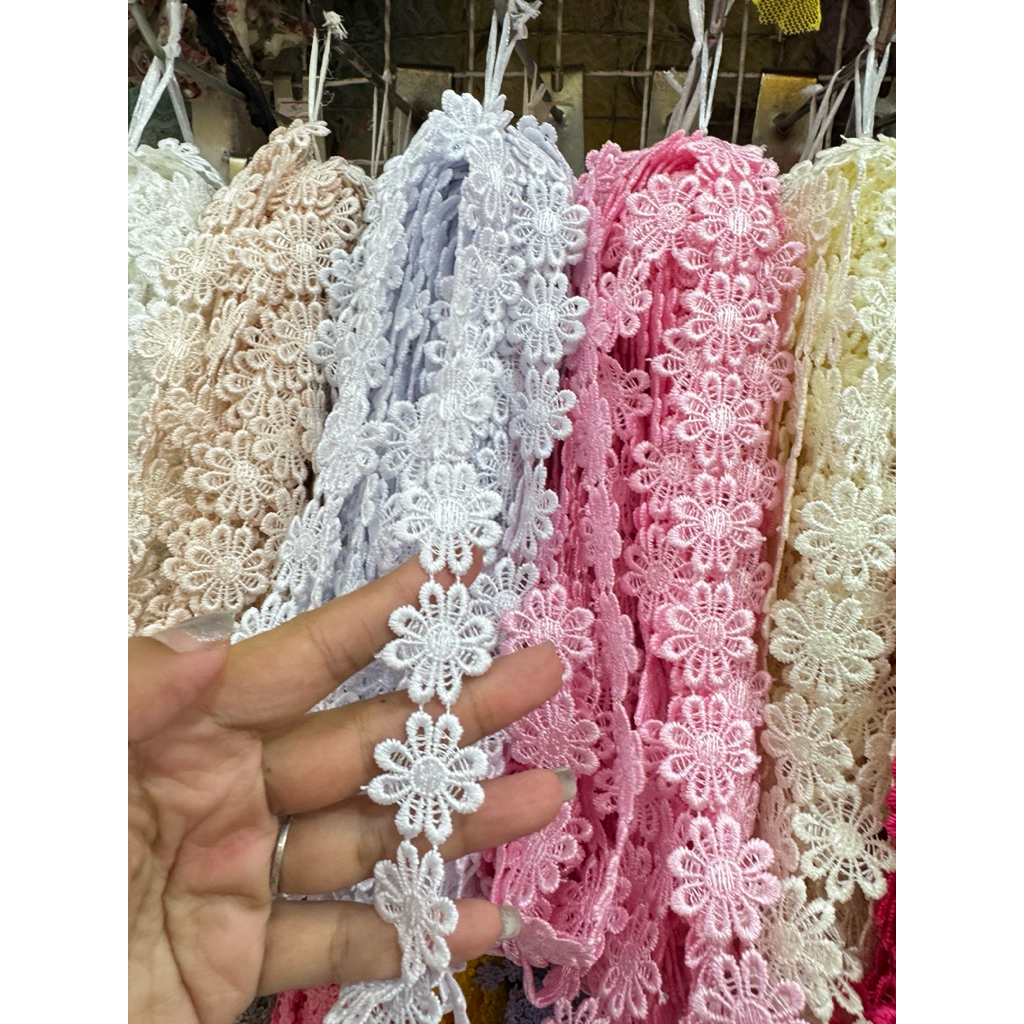 ดอกเดซี่สีพื้น ดอก Daisy สีขาวจั้ว สีครีมอ่อน สีออฟ สีครีมนู้ด ขนาดดอก2.5cm. พับละ15หลา180