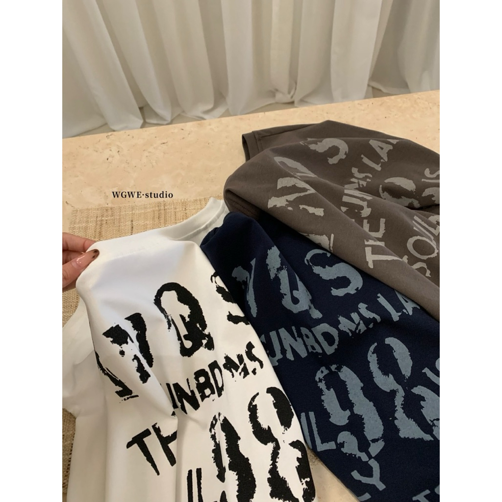 9029# เสื้อคอกว้างแขนสั้นสกรีนลายช่วงอก เนื้อผ้าดี ใส่สบาย  TAG:WG.WE ราคา ถูกที่สุด ดีลบีเคเค แกลเลอรีภาพที่ 3