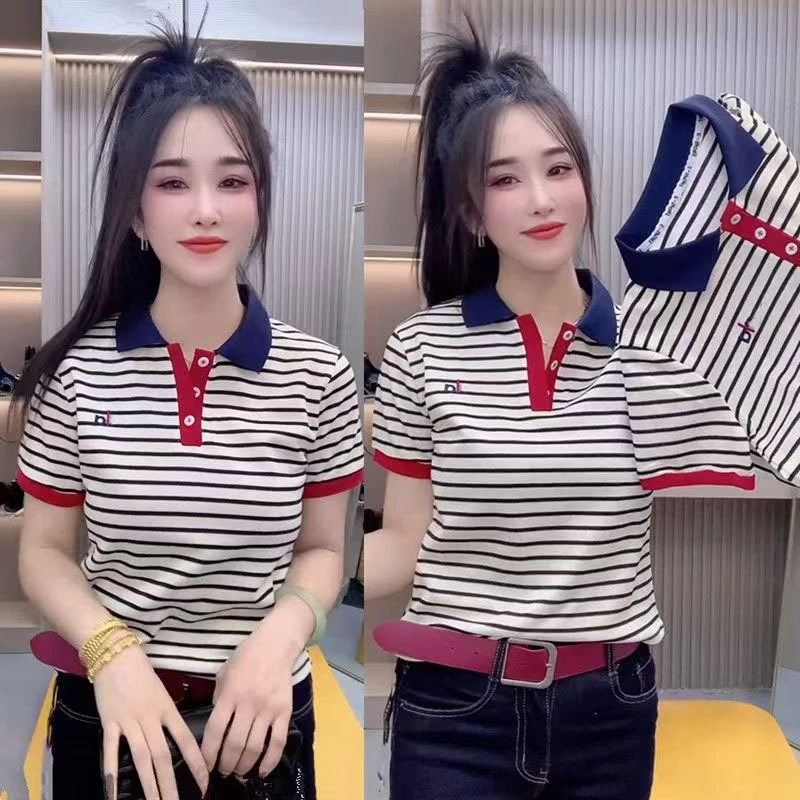 เสื้อโปโลแขนสั้นลายทางปักลายแฟชั่นใหม่ปี 2026 สำหรับฤดูร้อน ไซส์ใหญ่ ทรงหลวม สไตล์เกาหลี ใส่ได้หลายโอกาส เสื้อแฟชั่นเฉพา