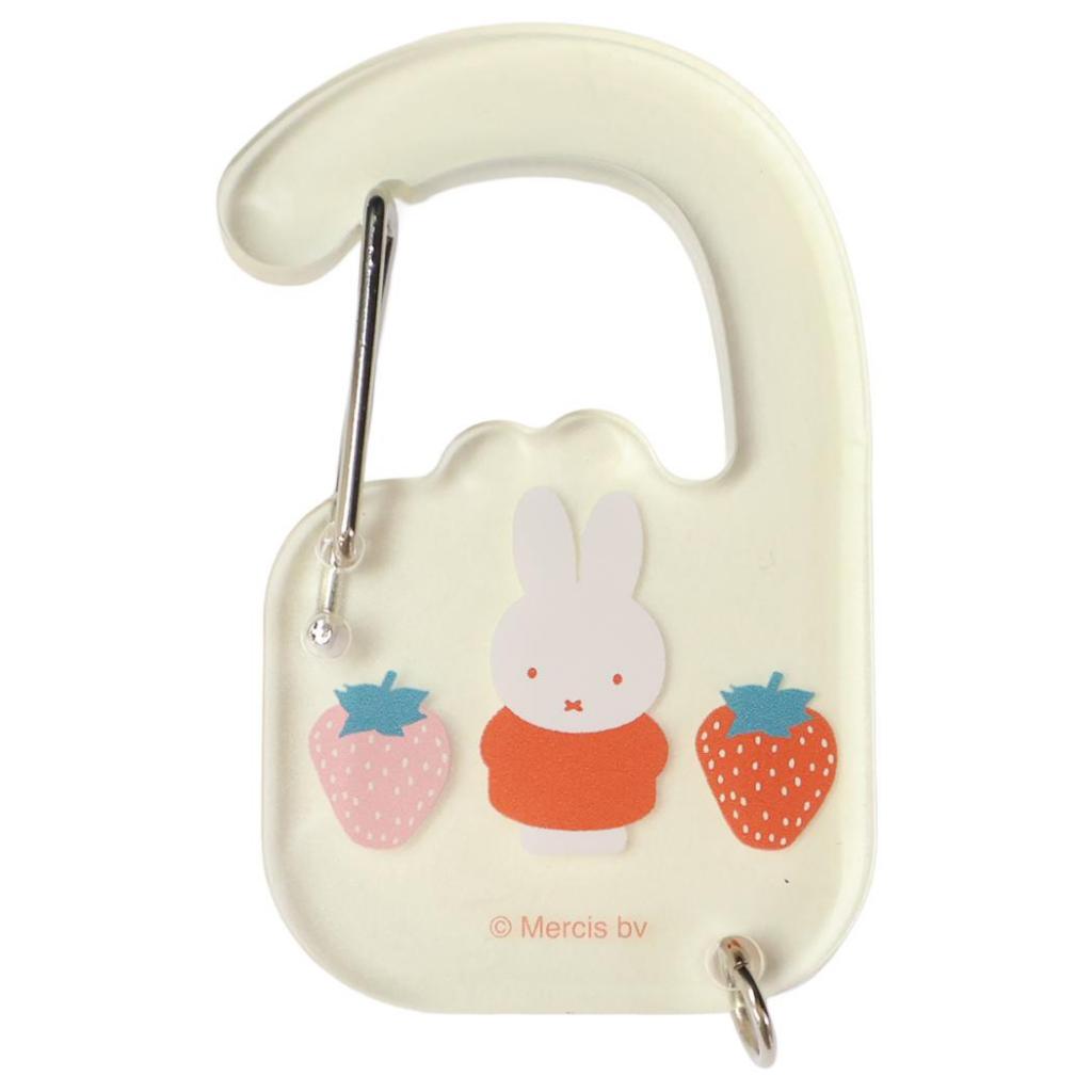ตัวเกี่ยวมิฟฟี่ miffy สีเหลืองลายสตอเบอรี่ ขนาด: ประมาณ 43.9 x 66 มม. วัสดุ: เรซินอะคริลิก