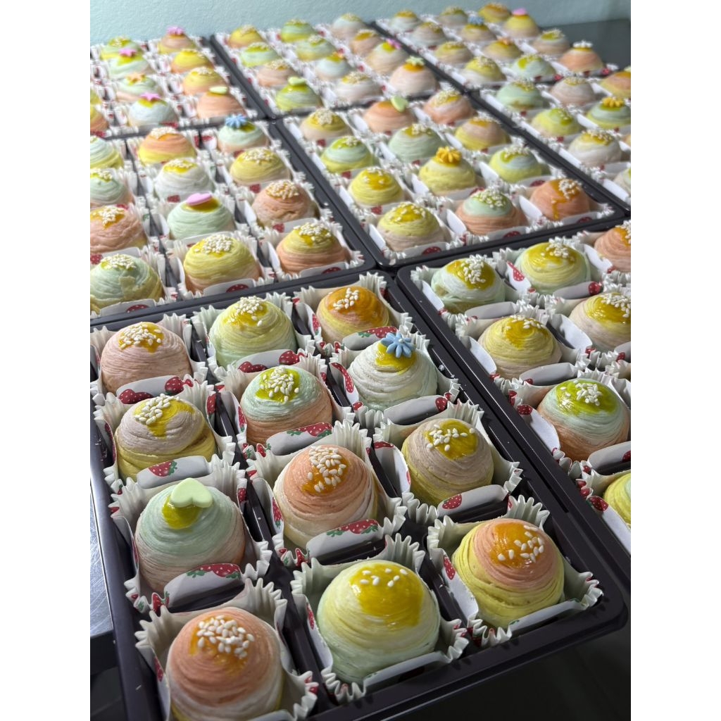ขนมเปี๊ยะ_สายรุ้งพาสเทล ไส้ถั่วไข่เค็ม (หวานน้อย) อบควันเทียน ทำใหม่ทุกวัน (บรรจุ 12 ชิ้น) ราคา ถูกที่สุด ดีลบีเคเค แกลเลอรีภาพที่ 3