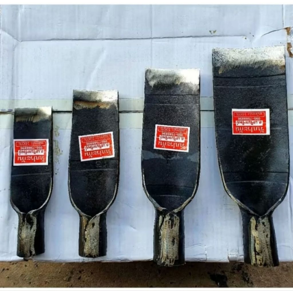 เสียมเหล็กแหนบ ช่างเสริม. ตีทรงโกบ  มี4ขนาด 2นิ้วหน้าแบน. 2.5นิ้ว. 3นิ้ว. 4นิ้ว. เสียมทนแข็งแรง