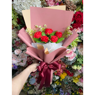 ช่อกุหลาบรุ่นโรสซี่ **มีหลายแบบ หลายสี** ช่อกุหลาบขนาดดอก 5-6 เซนสูง 55 กว้าง 30 เซน ปัจฉิม รับปริญญา วันเกิด