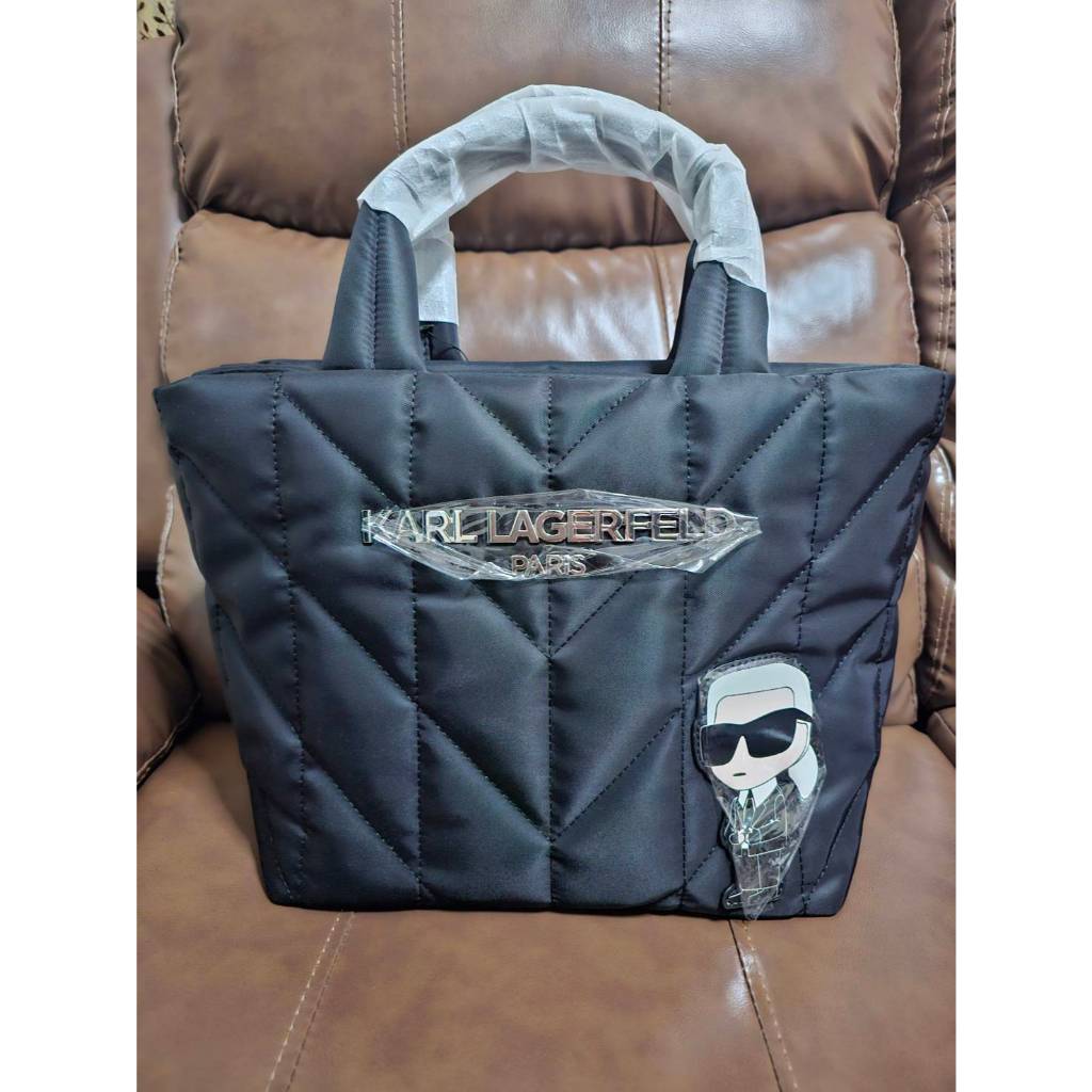 กระเป๋าโท้ท Voyage ของแบรนด์ Karl Lagerfeld Paris