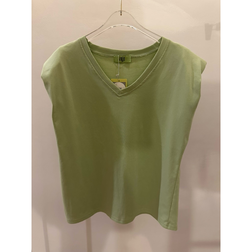 เสื้อยืดคอวี เสริมบ่า ทรงแขนล้ำ งาน A21 Shop