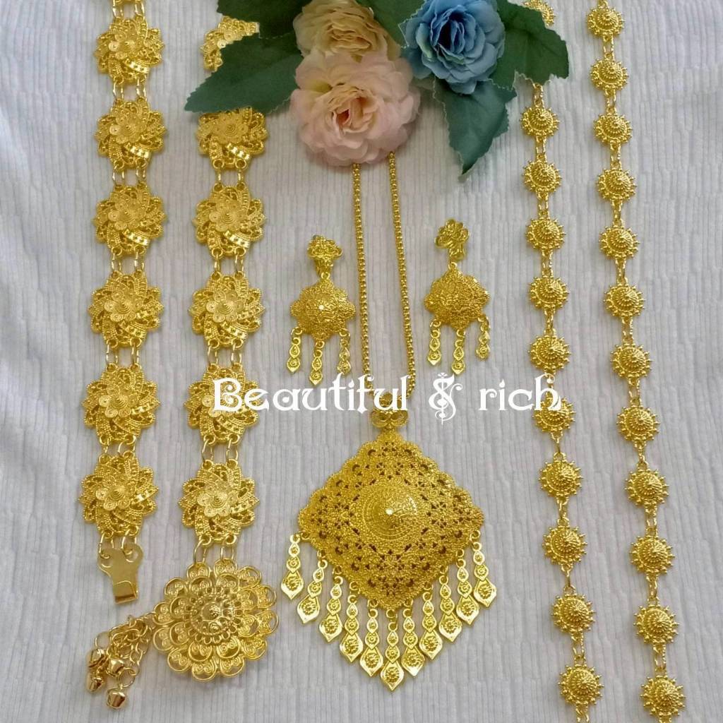 เครื่องประดับชุดไทยเป็นชุดสีทอง สร้อยคอพร้อมต่างหูหนีบ เข็มขัด สร้อยสังวาลย์  รหัสBT005